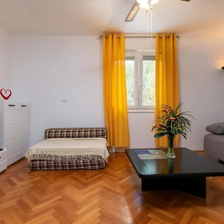 Two-bedroom App 'castegner' With Garden & Free Parking Apartament