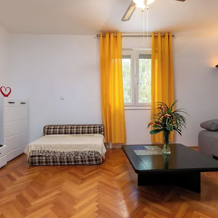 2b Castegner With Garden & Free Parking * Πούλα
