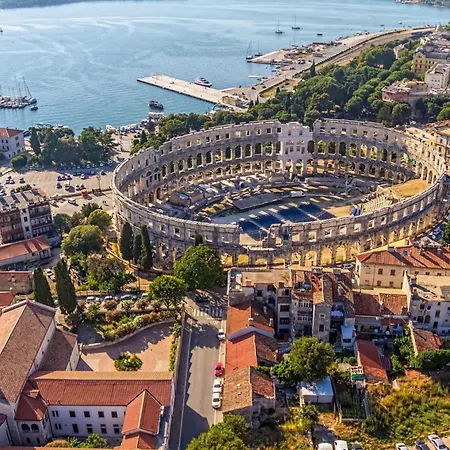 Apartment Two-bedroom App 'castegner' With Garden & Free Parking Pula