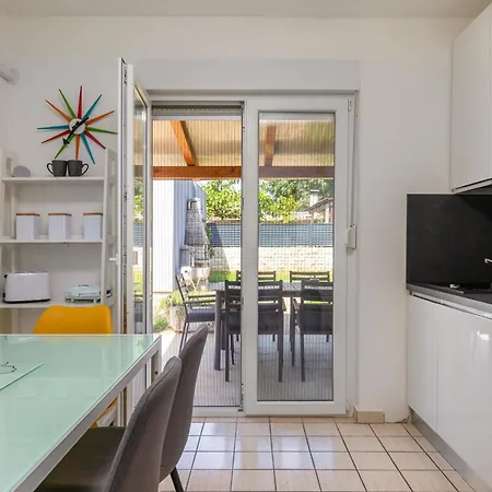 Apartment Two-bedroom App 'castegner' With Garden & Free Parking *