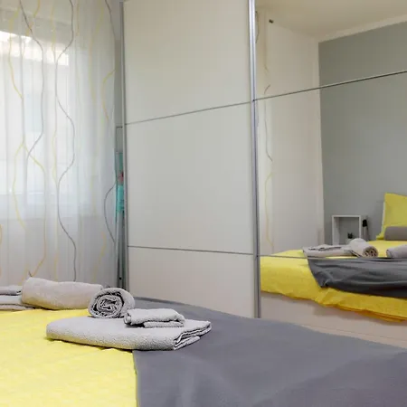 Two-bedroom App 'castegner' With Garden & Free Parking Apartment