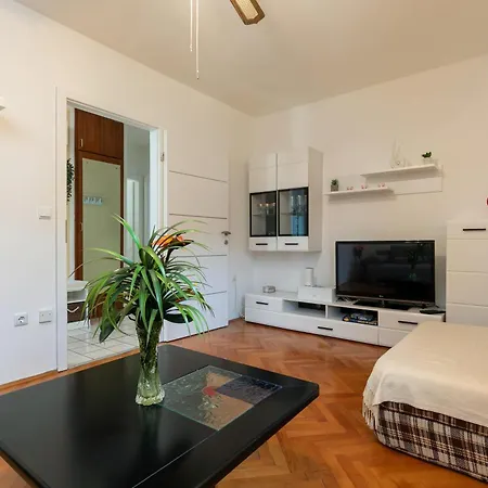 Two-bedroom App 'castegner' With Garden & Free Parking Apartment *