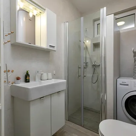 Apartment Two-bedroom App 'castegner' With Garden & Free Parking