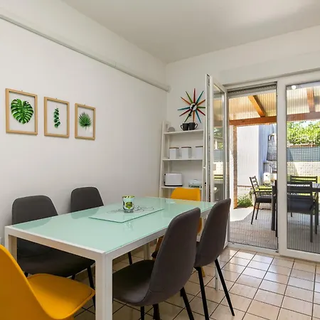 Apartment Two-bedroom App 'castegner' With Garden & Free Parking