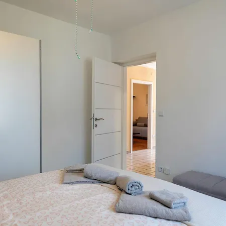 Two-bedroom App 'castegner' With Garden & Free Parking شقة *