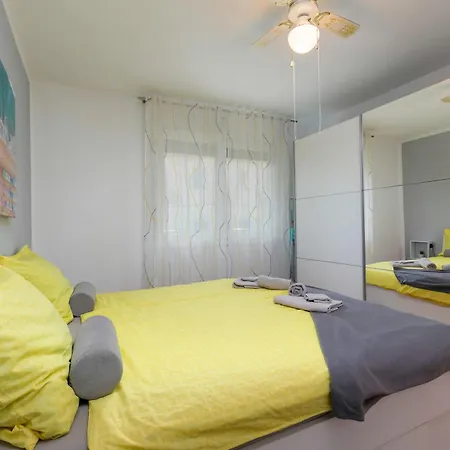 Apartment Two-bedroom App 'castegner' With Garden & Free Parking *