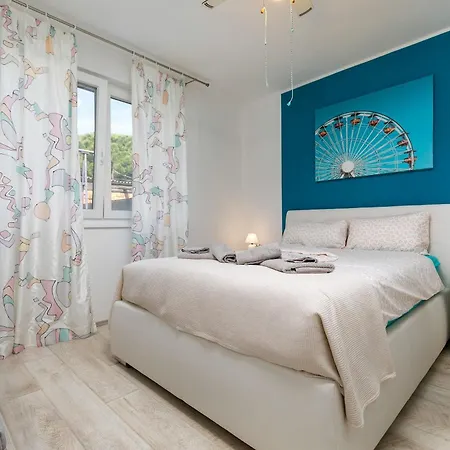 Apartment Two-bedroom App 'castegner' With Garden & Free Parking *