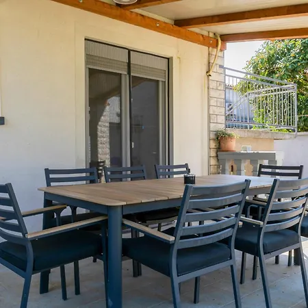 Two-bedroom App 'castegner' With Garden & Free Parking Apartment