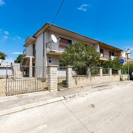 Apartment Two-bedroom App 'castegner' With Garden & Free Parking