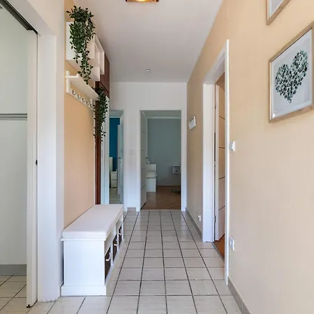 Two-bedroom App 'castegner' With Garden & Free Parking *
