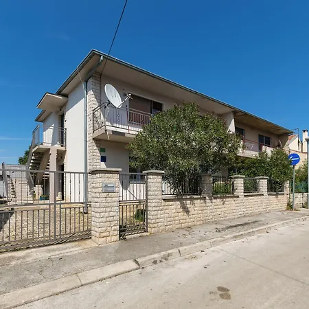 2b Castegner With Garden & Free Parking 公寓 *