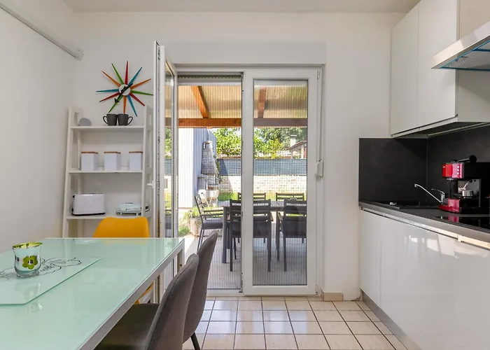 Διαμέρισμα 2b Castegner With Garden & Free Parking *