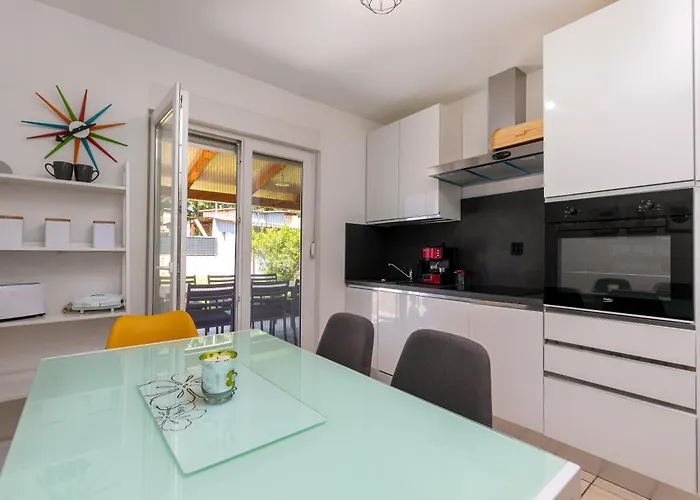 2b Castegner With Garden & Free Parking Διαμέρισμα