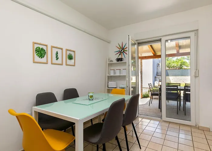 Διαμέρισμα 2b Castegner With Garden & Free Parking