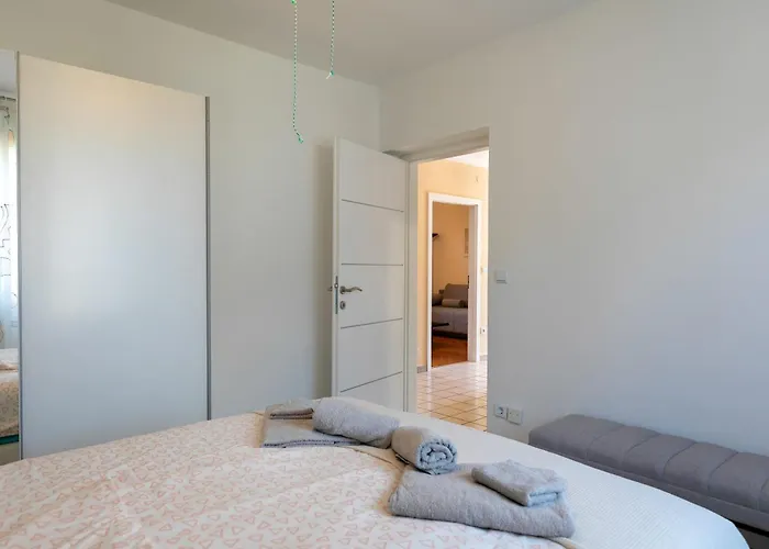 2b Castegner With Garden & Free Parking Διαμέρισμα *