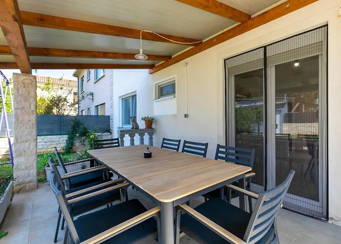 Διαμέρισμα 2b Castegner With Garden & Free Parking