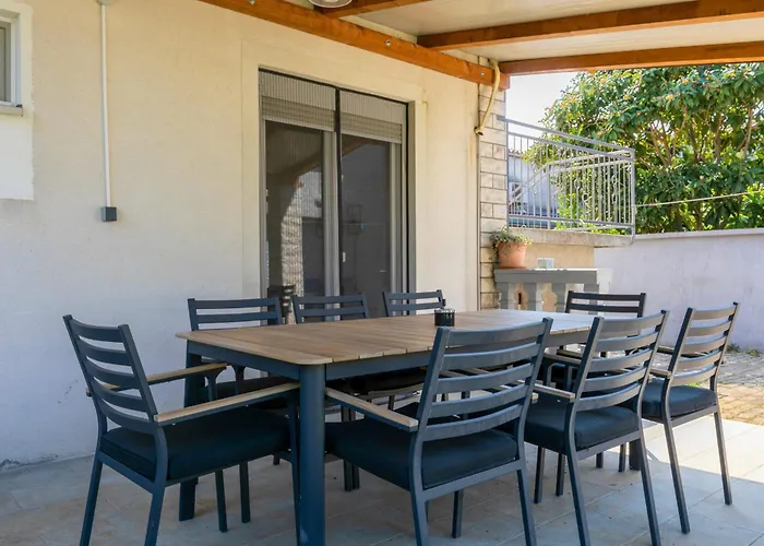 2b Castegner With Garden & Free Parking Διαμέρισμα