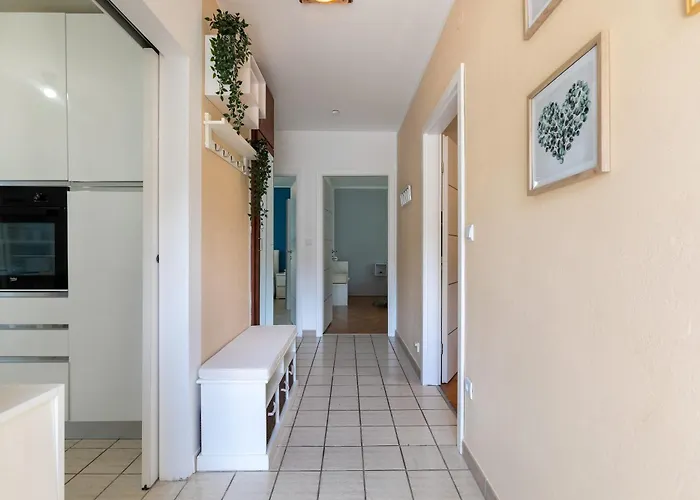 2b Castegner With Garden & Free Parking *