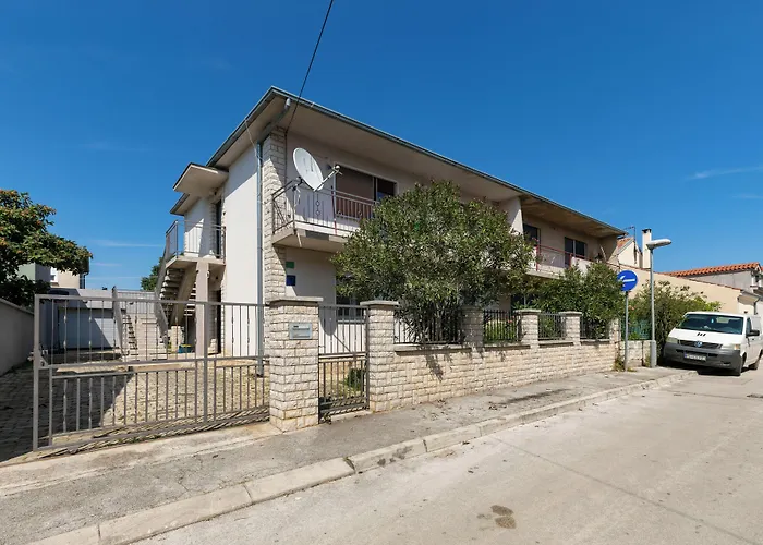 2b Castegner With Garden & Free Parking Διαμέρισμα *