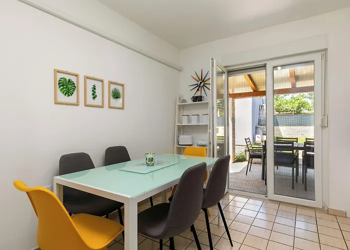 2b Castegner With Garden & Free Parking Διαμέρισμα