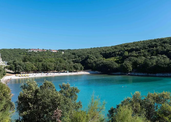 2b Castegner With Garden & Free Parking