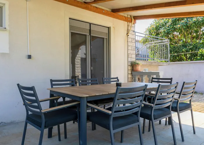 Διαμέρισμα 2b Castegner With Garden & Free Parking