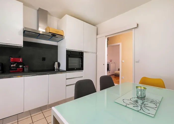 Διαμέρισμα 2b Castegner With Garden & Free Parking *