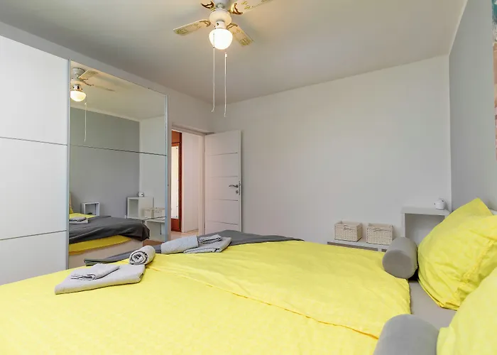 2b Castegner With Garden & Free Parking * Πούλα