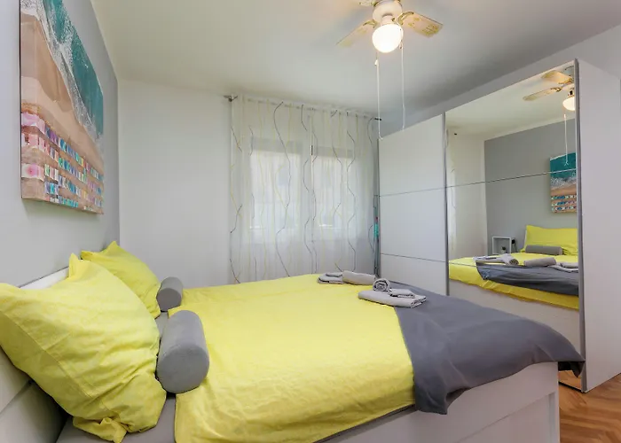 Διαμέρισμα 2b Castegner With Garden & Free Parking