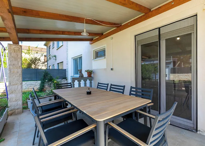 2b Castegner With Garden & Free Parking Διαμέρισμα Πούλα