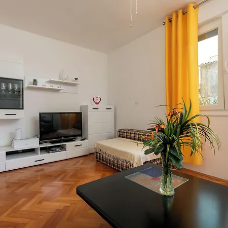 Apartment 2b Castegner With Garden & Free Parking Pula